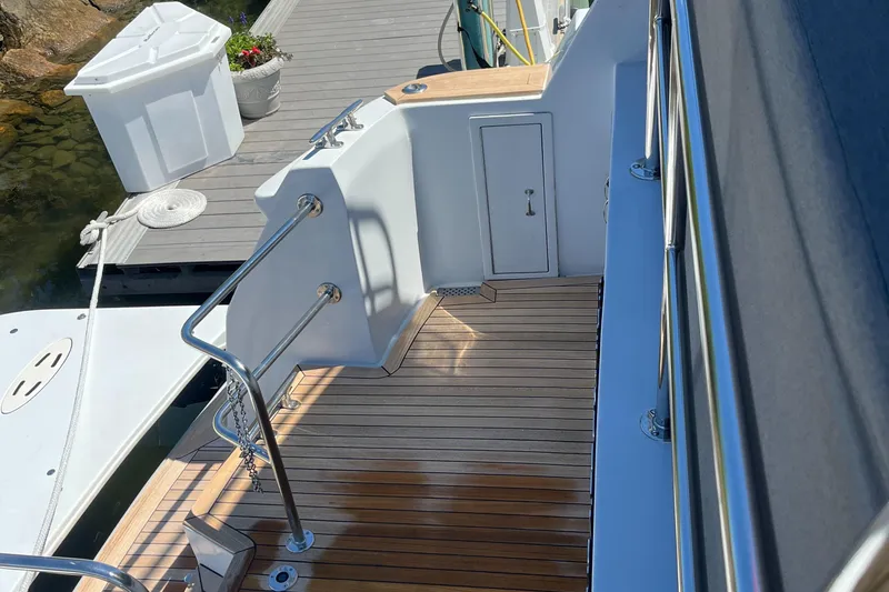 Slide: The Image of Hatteras 74 Sport Deck Motor Yacht 1999 - 170