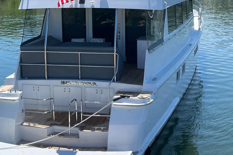 Slide: The Image of Hatteras 74 Sport Deck Motor Yacht 1999 - 176