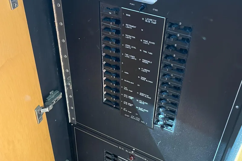 Slide: The Image of Hatteras 74 Sport Deck Motor Yacht 1999 - 59