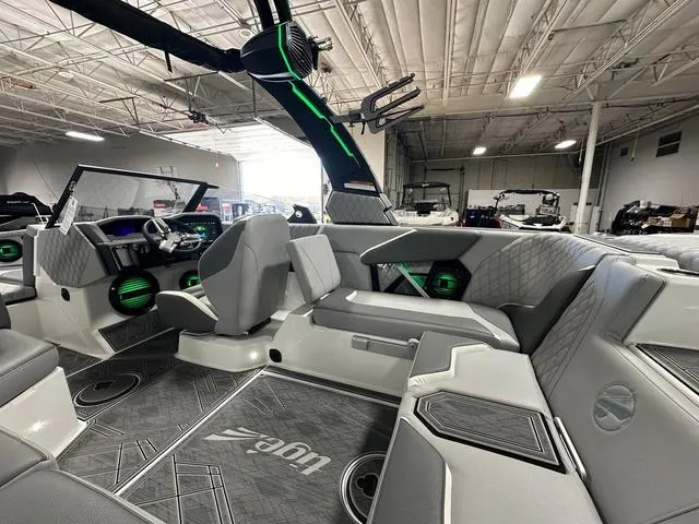 Slide: The Image of Tigé 22RZX 2024 - 12