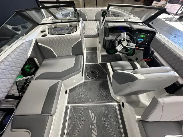 Slide: The Image of Tigé 22RZX 2024 - 13