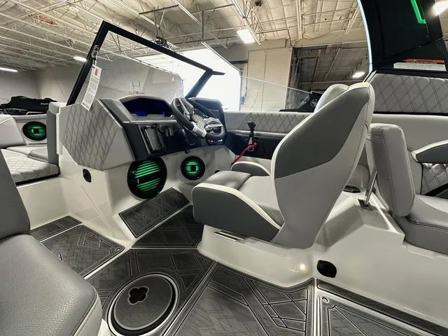 Slide: The Image of Tigé 22RZX 2024 - 14