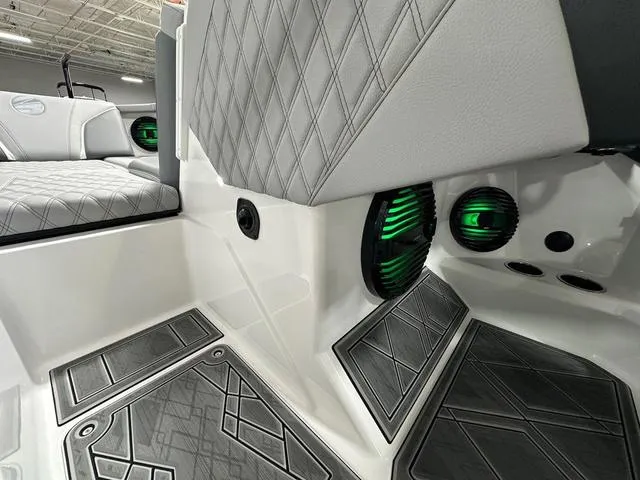 Slide: The Image of Tigé 22RZX 2024 - 18