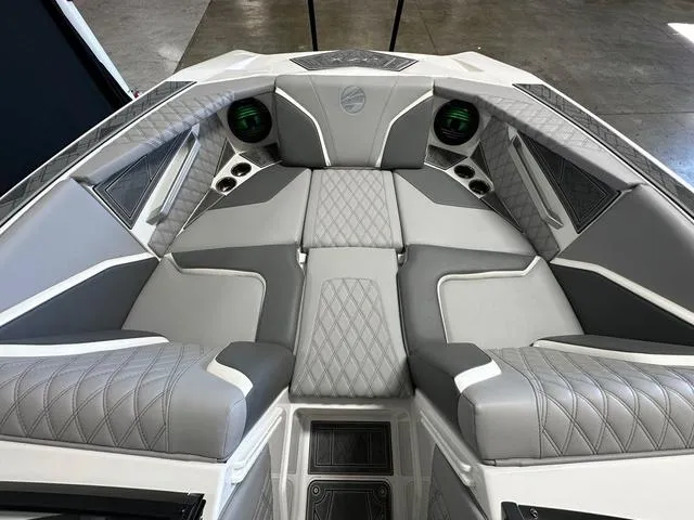 Slide: The Image of Tigé 22RZX 2024 - 19