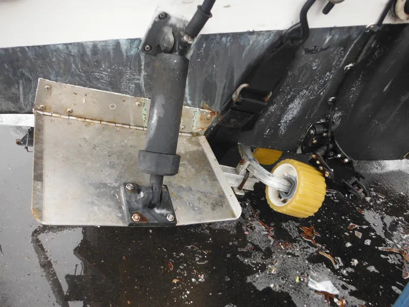 Slide: The Image of 1997 Robalo 2140 Walkaround trim tab and roller wheel detail. - 41