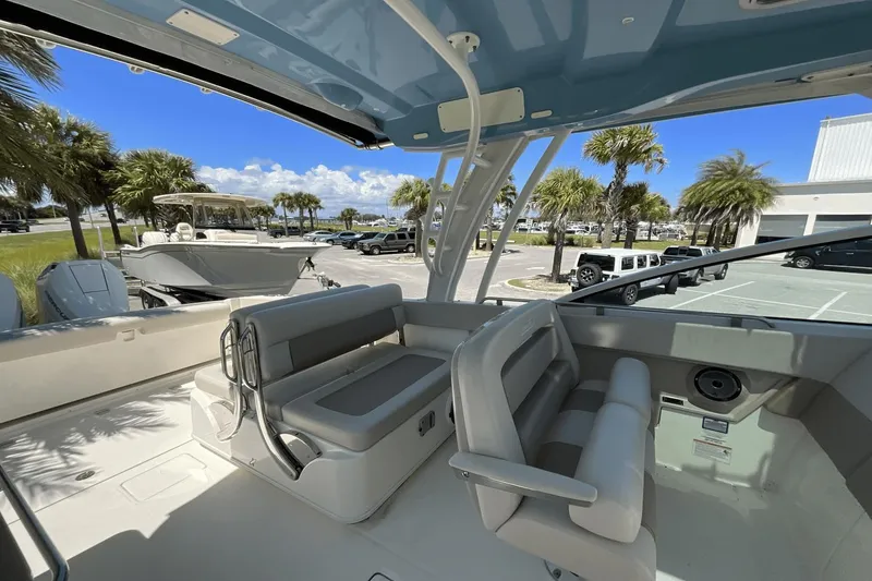 Slide: The Image of Boston Whaler 320 Vantage 2024 - 11