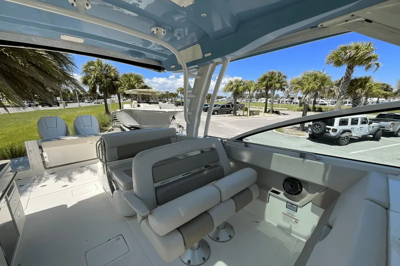 Slide: The Image of Boston Whaler 320 Vantage 2024 - 12