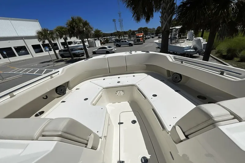 Slide: The Image of Boston Whaler 320 Vantage 2024 - 14