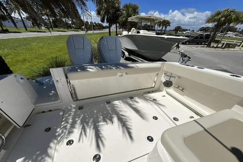 Slide: The Image of Boston Whaler 320 Vantage 2024 - 16