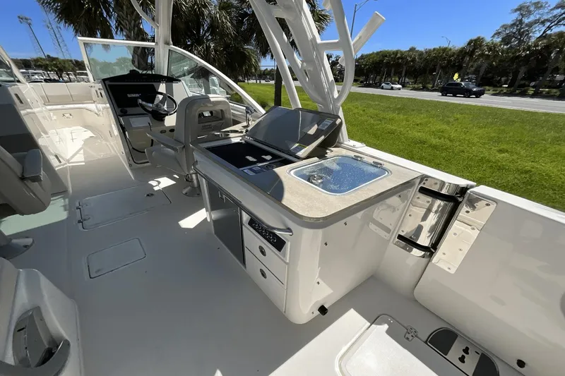 Slide: The Image of Boston Whaler 320 Vantage 2024 - 18