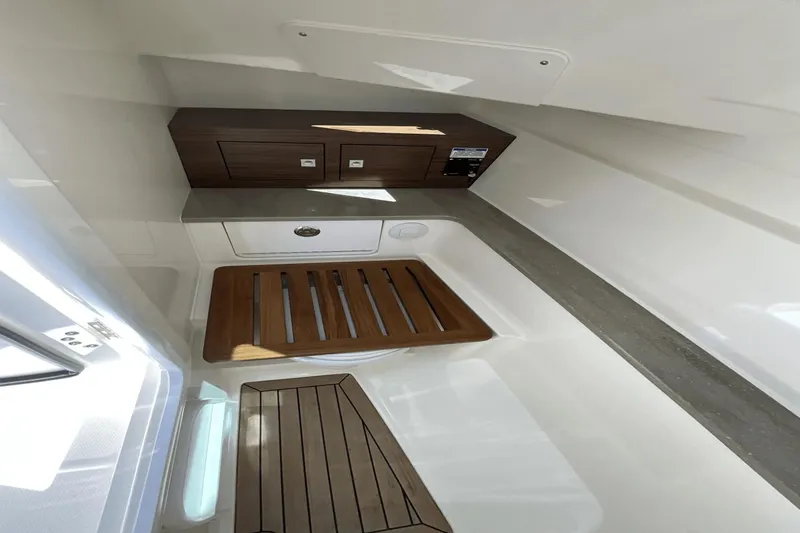 Slide: The Image of Boston Whaler 320 Vantage 2024 - 20