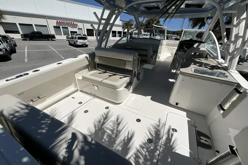 Slide: The Image of Boston Whaler 320 Vantage 2024 - 21