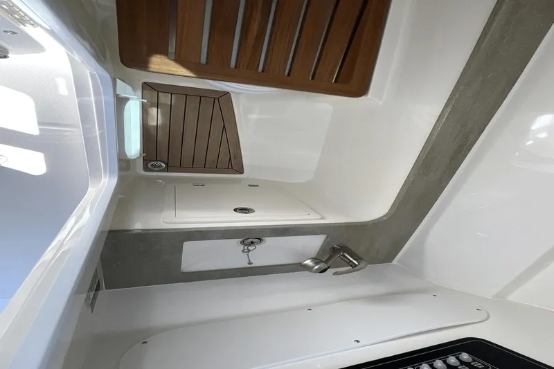 Slide: The Image of Boston Whaler 320 Vantage 2024 - 24