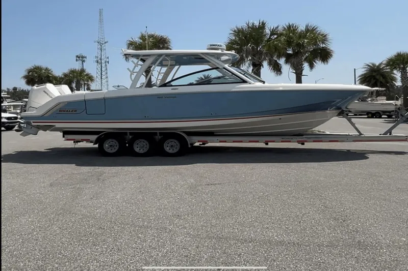 Slide: The Image of Boston Whaler 320 Vantage 2024 - 4