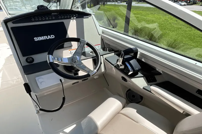 Slide: The Image of Boston Whaler 320 Vantage 2024 - 5