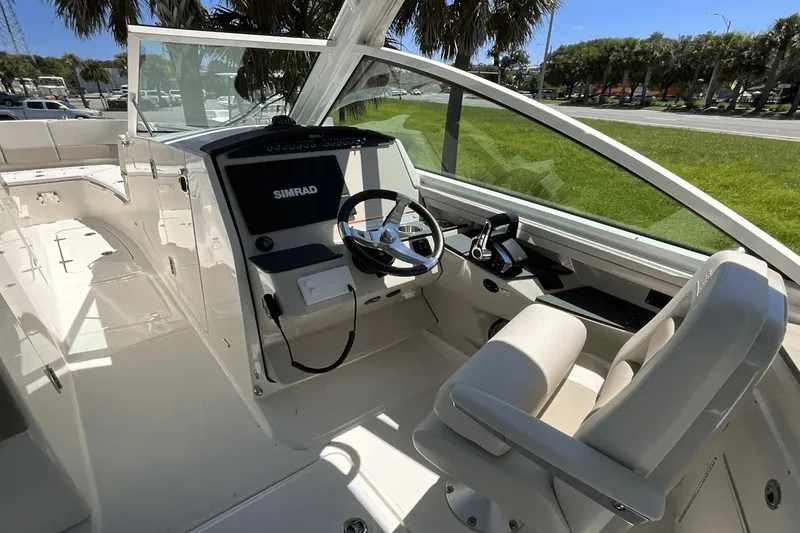 Slide: The Image of Boston Whaler 320 Vantage 2024 - 6