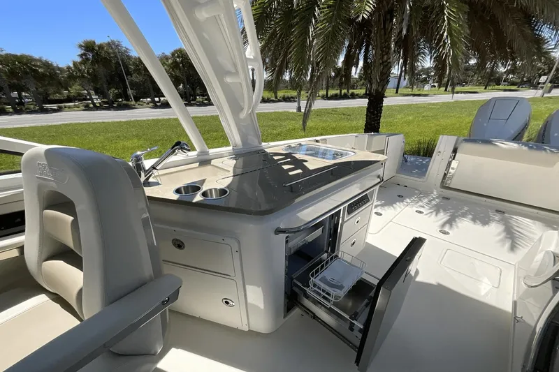 Slide: The Image of Boston Whaler 320 Vantage 2024 - 9