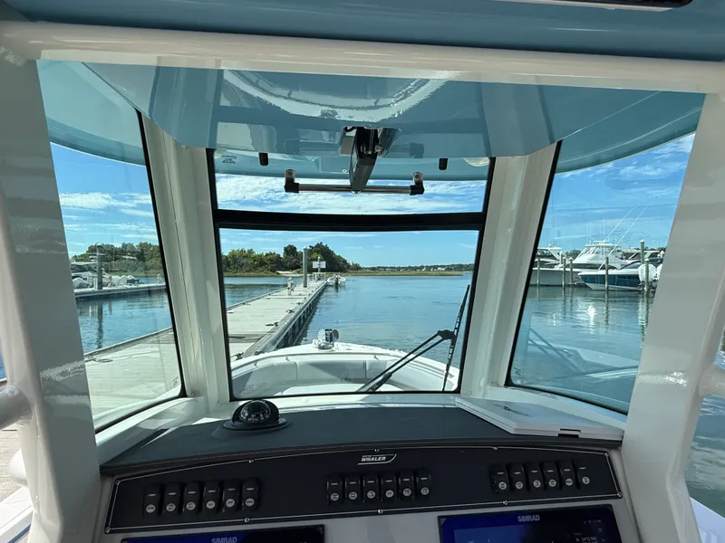 Slide: The Image of Boston Whaler 250 Outrage 2027 - 16