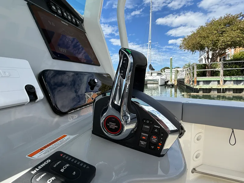 Slide: The Image of Boston Whaler 250 Outrage 2027 - 18