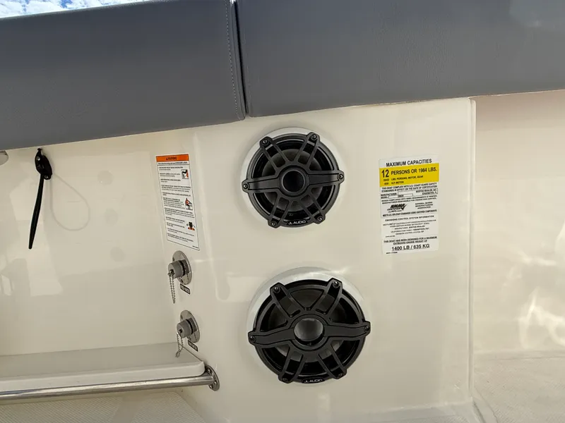 Slide: The Image of Boston Whaler 250 Outrage 2027 - 14