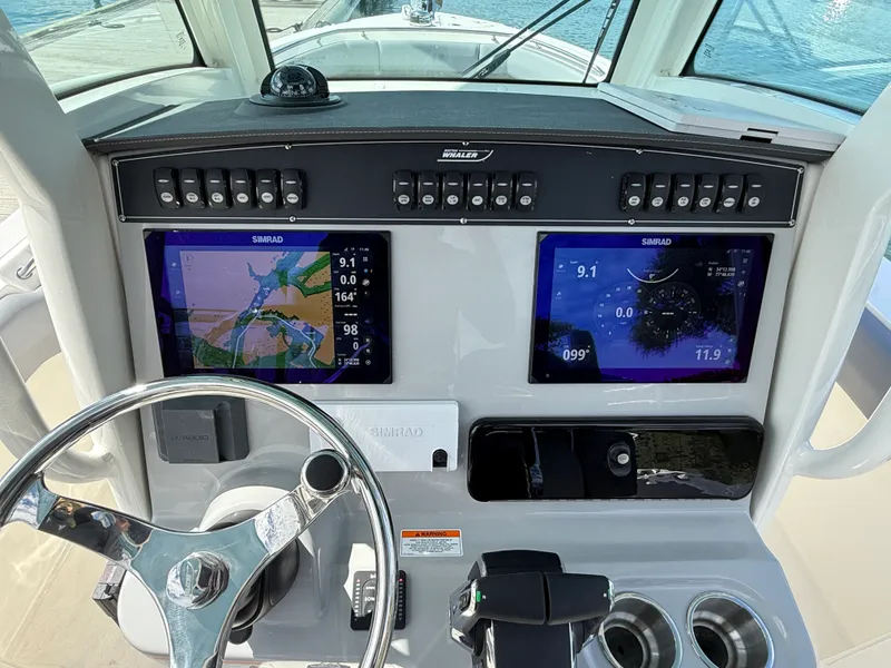 Slide: The Image of Boston Whaler 250 Outrage 2027 - 17