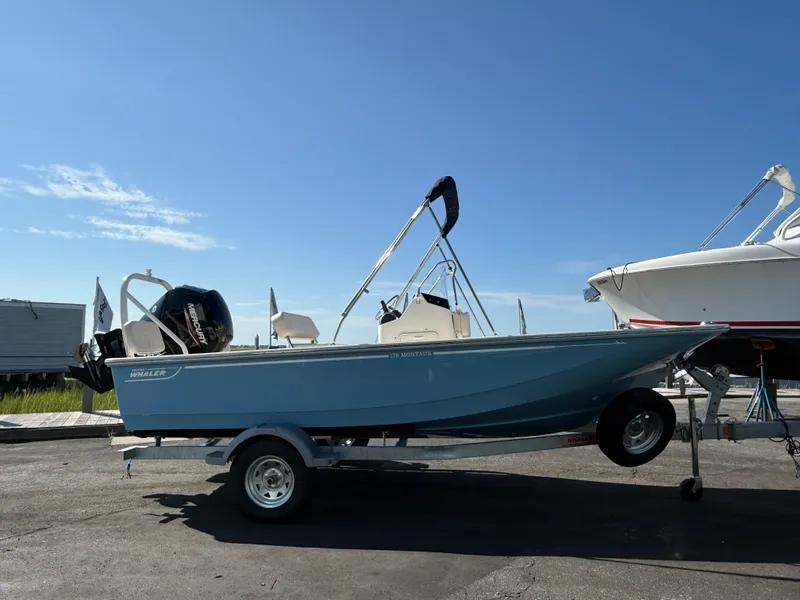 The Image of Boston Whaler 170 Montauk 2027 - 0