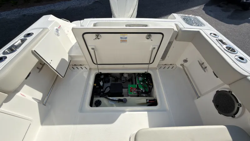 Slide: The Image of Boston Whaler 240 Vantage 2027 - 33