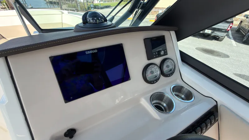 Slide: The Image of Boston Whaler 240 Vantage 2027 - 17