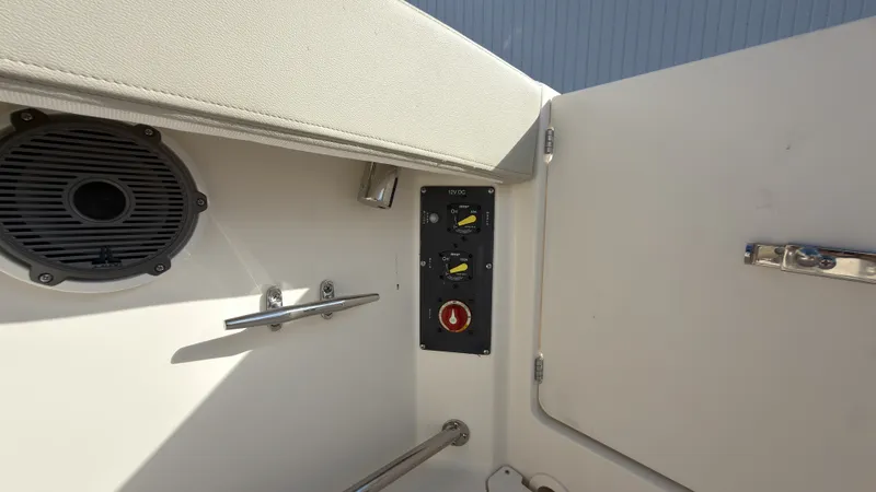 Slide: The Image of Boston Whaler 240 Vantage 2027 - 38