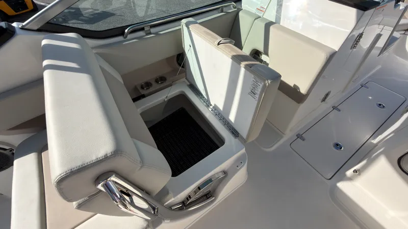 Slide: The Image of Boston Whaler 240 Vantage 2027 - 25