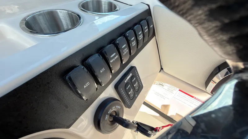 Slide: The Image of Boston Whaler 240 Vantage 2027 - 19