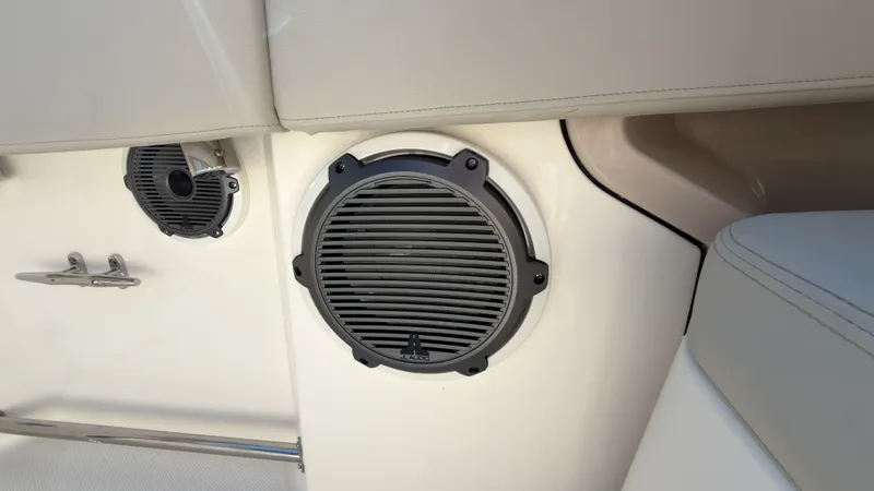 Slide: The Image of Boston Whaler 240 Vantage 2027 - 37