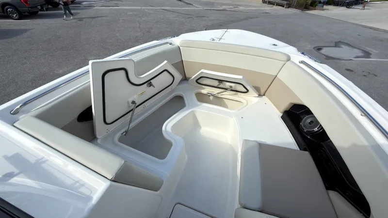 Slide: The Image of Boston Whaler 240 Vantage 2027 - 11
