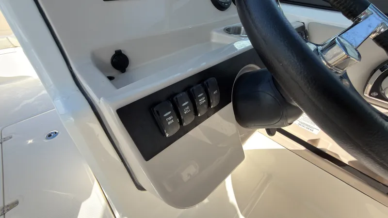 Slide: The Image of Boston Whaler 240 Vantage 2027 - 18