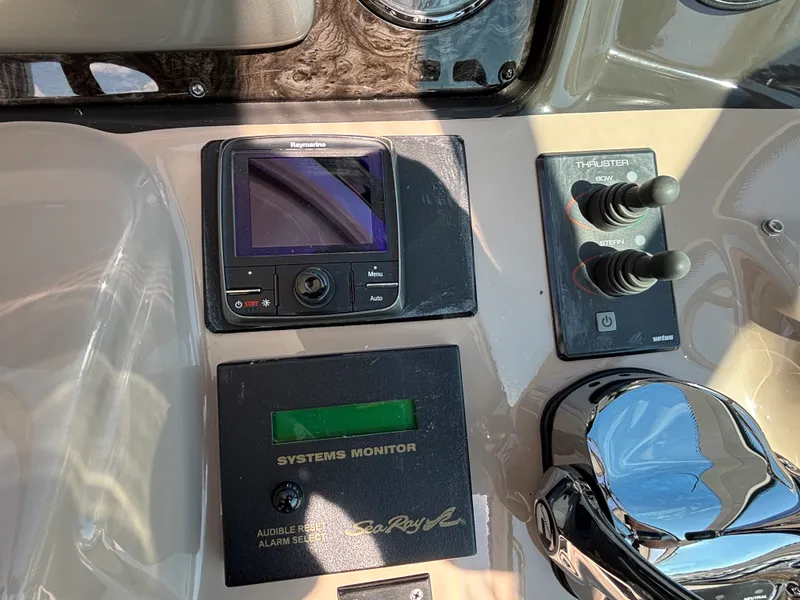 Slide: The Image of Sea Ray 520 SUNDANCER 2009 - 18