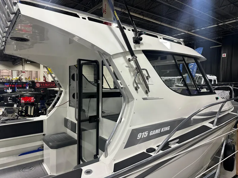 Slide: The Image of Outriggers on the Extreme Boats 915 Game King  - 2