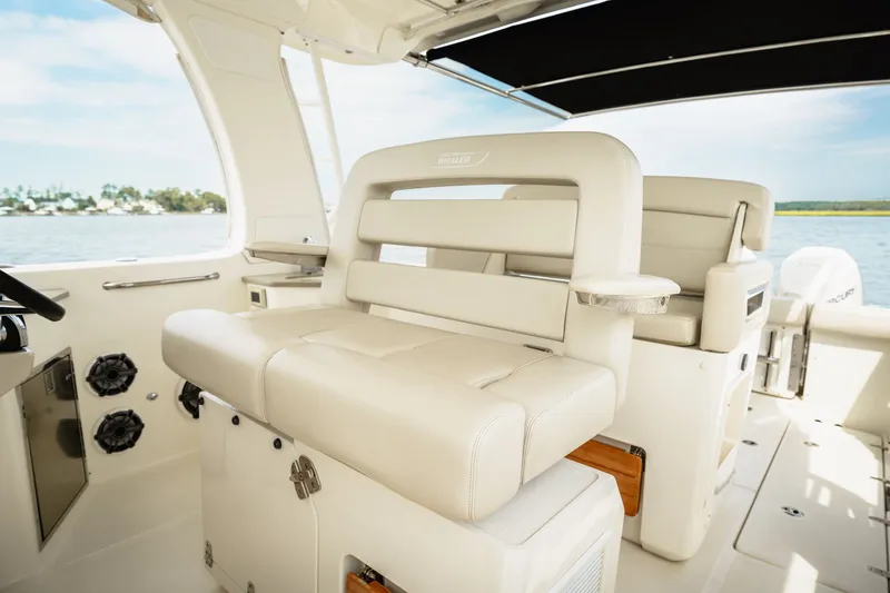 Slide: The Image of Boston Whaler 350 REALM 2021 - 14