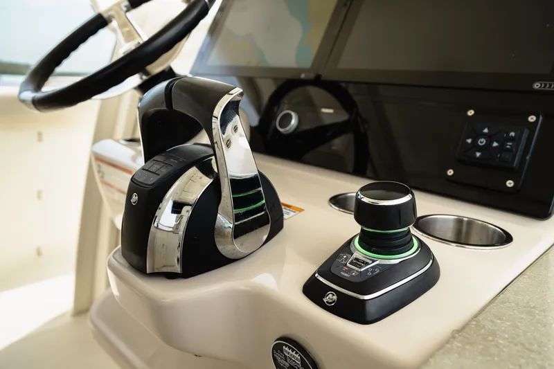 Slide: The Image of Boston Whaler 350 REALM 2021 - 16