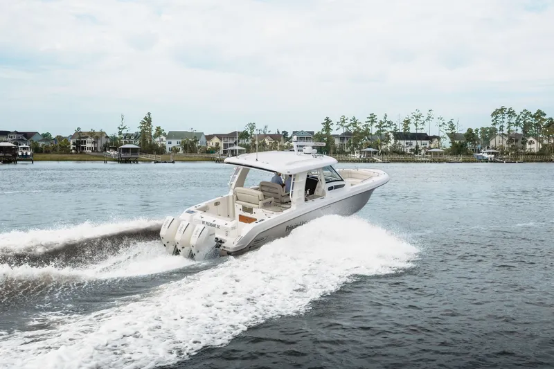 The Image of Boston Whaler 350 REALM 2021 - 2