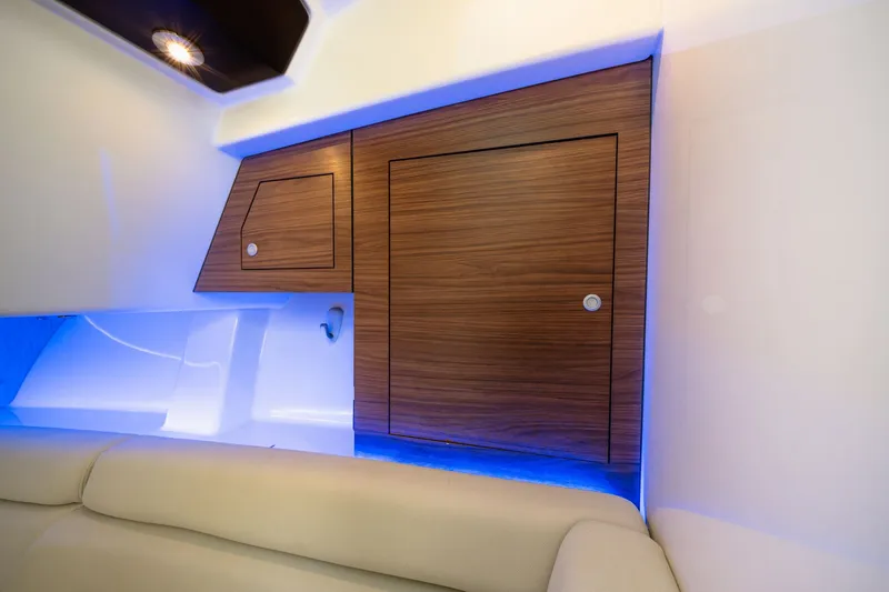 Slide: The Image of Boston Whaler 350 REALM 2021 - 18