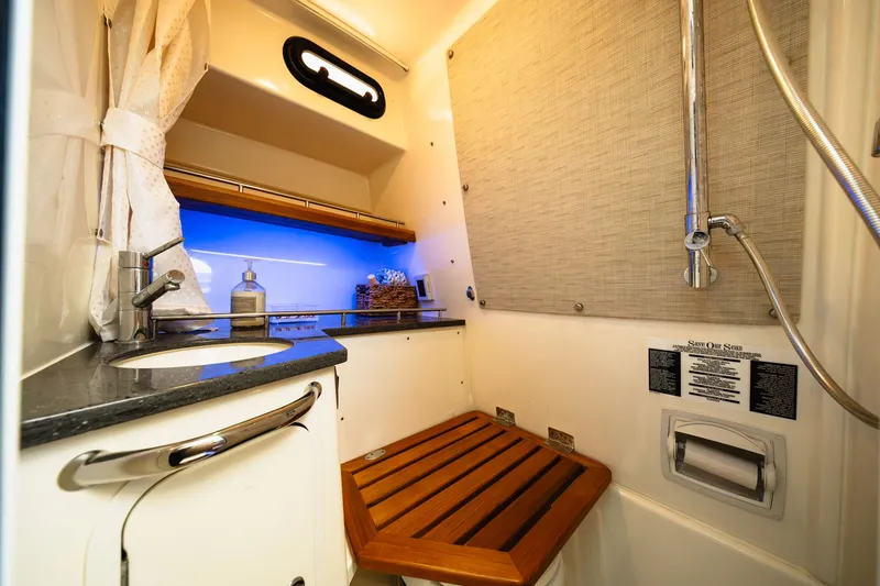 Slide: The Image of Boston Whaler 350 REALM 2021 - 19