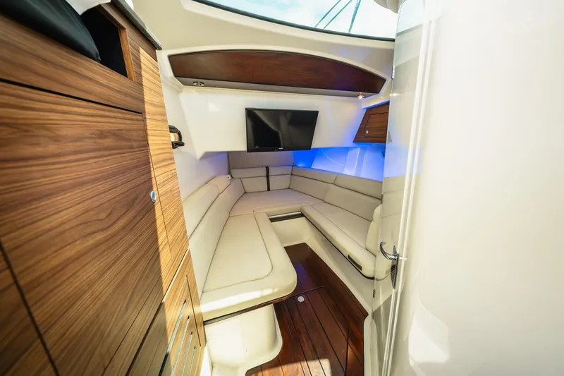Slide: The Image of Boston Whaler 350 REALM 2021 - 17