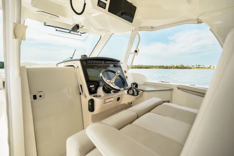 Slide: The Image of Boston Whaler 350 REALM 2021 - 15