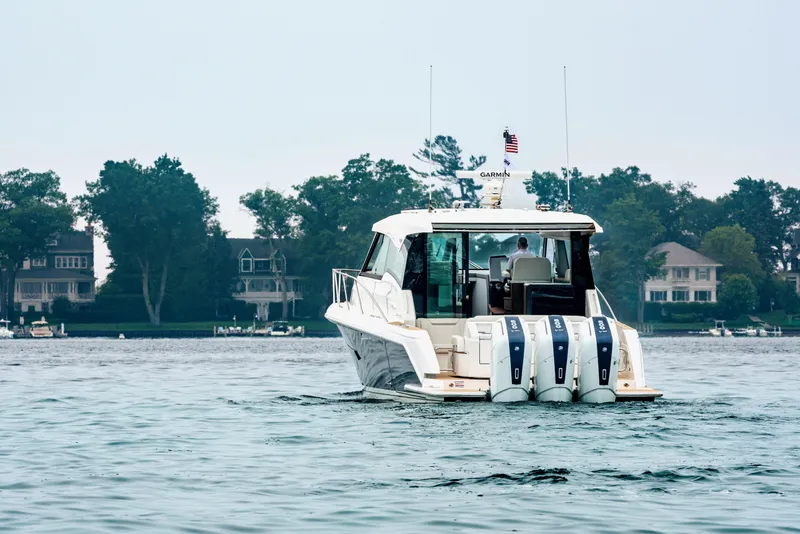 Slide: The Image of Tiara 48 LE - 6