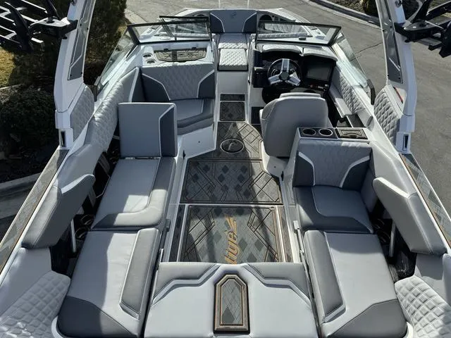 Slide: The Image of Tigé 24RZX 2024 - 11