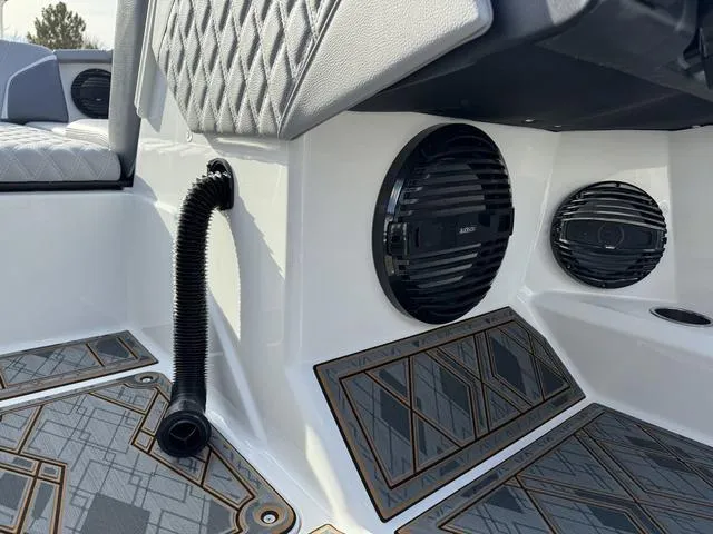 Slide: The Image of Tigé 24RZX 2024 - 16