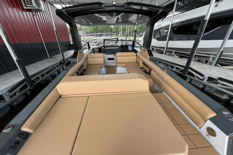 Slide: The Image of Aviara AV28 Surf 2024 - 15