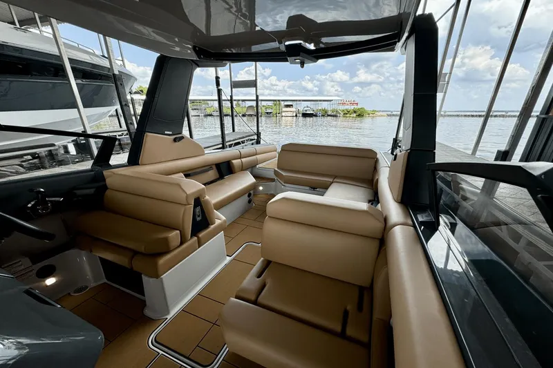 Slide: The Image of Aviara AV28 Surf 2024 - 18