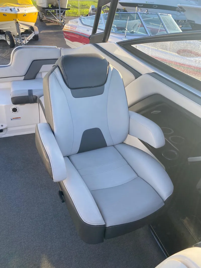 Slide: The Image of Captain's chair in a 2018 Yamaha Boats AR240 HO. - 14