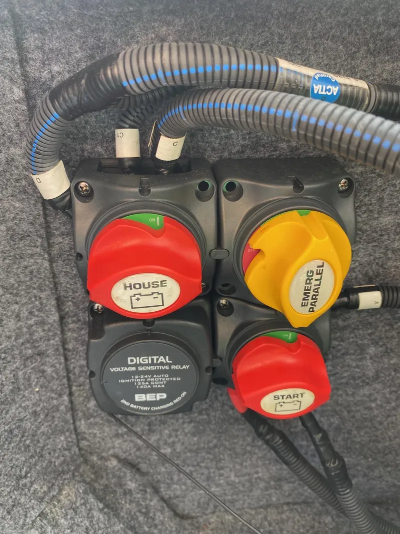 Slide: The Image of Battery switches and digital voltage sensor in a 2018 Yamaha Boats AR240 HO. - 33